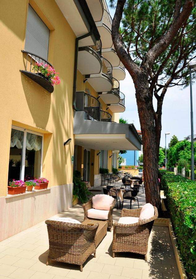 Hotel Lugano Riccione Exterior photo